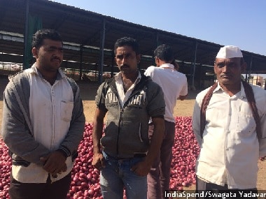 Onion farmer Deepak Patil (centre) has a bank account, a cell phone, and accepts payments in cheque. Patil could, in theory, move to cashless transactions, but in reality there is no Internet access where he lives. Image courtesy: IndiaSpend