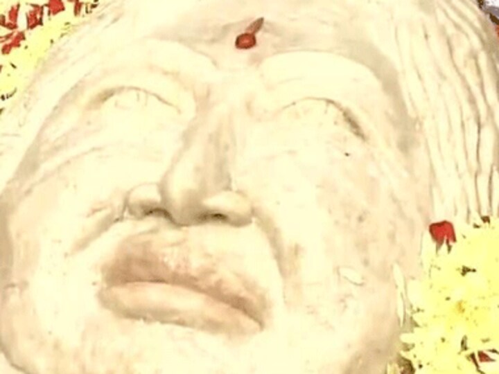 Jayalalithaa's supporters immortalise her with a 68-kilogram idli tribute
