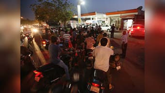 Demonetisation: Heavy rush of vehicles at petrol pumps to use old currency as deadline ends