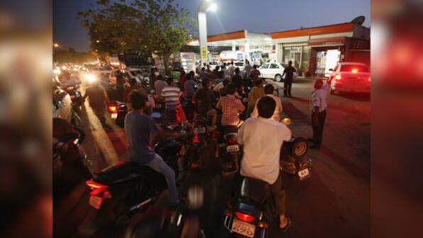 Demonetisation: Heavy rush of vehicles at petrol pumps to use old currency as deadline ends