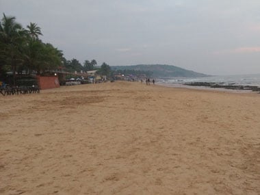 Anjuna beach, in north Goa, should have been full with tourists during this time of the year. But with tourists leaving earlier than expected due to the inconvenience caused by notebandi</em, the shore is relatively deserted. Image courtesy: Indiaspend/Mukta Patil