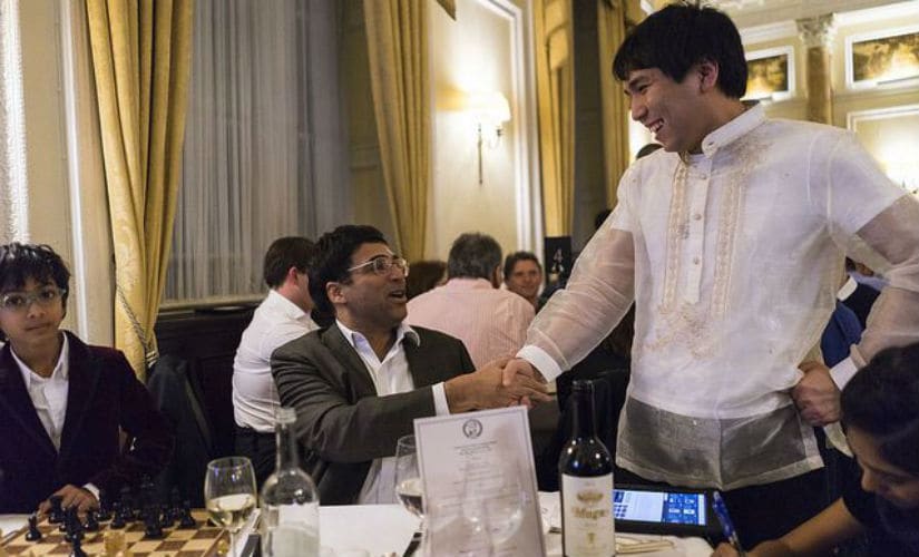 Viswanathan Anand congratulates Wesley at the closing dinner of the London Chess Classic (image courtesy of Lennart Ootes)