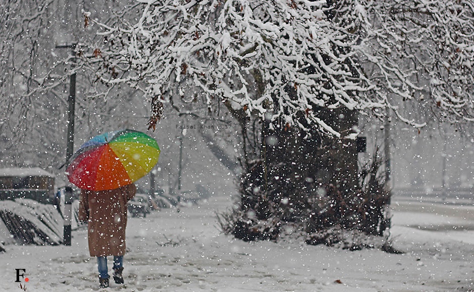 An unidentified men walks on the residency road in Srinagar, the summer capital for Jammu and Kashmir. The valley witnessed heavy snowfall, affecting movement of traffic and leading to traffic jams. Image courtesy Faisal Khan An unidentified men walks on the residency road in Srinagar, the summer capital for Jammu and Kashmir. The valley witnessed heavy snowfall, affecting movement of traffic and leading to traffic jams. Image courtesy Faisal Khan