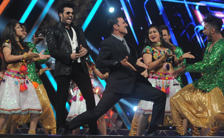 Akshay Kumar performs an impromptu jig on stage. Seen here with anchor Manish Paul. Photo: Sachin Gokhale Akshay Kumar performs an impromptu jig on stage. Seen here with anchor Manish Paul. Photo: Sachin Gokhale