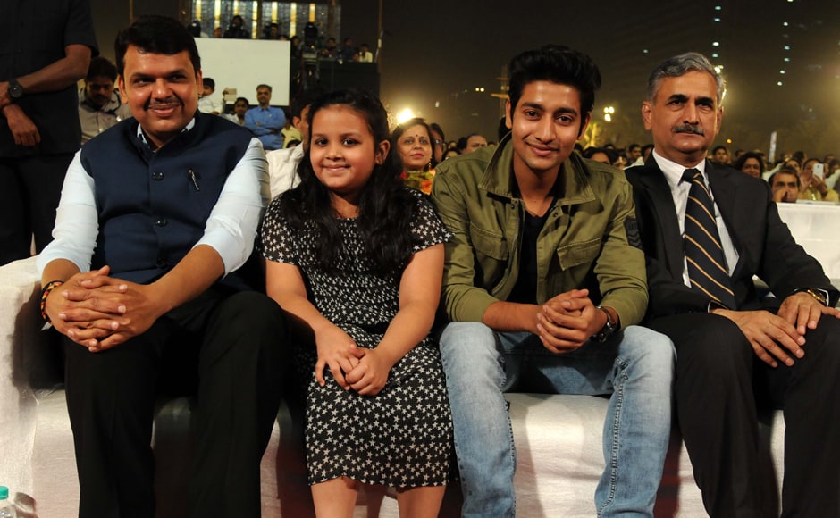 Devendra Fadanvis with his daughter Divija; Sairat star Aakash Thosar; Mumbai's commissioner of police Datta Padsalgikar. Photo by Sachin Gokhale/Firstpost Devendra Fadanvis with his daughter Divija; Sairat star Aakash Thosar; Mumbai's commissioner of police Datta Padsalgikar. Photo by Sachin Gokhale/Firstpost