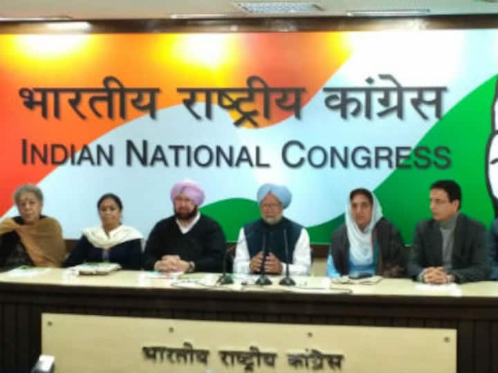 Punjab Election 2017: CM candidate Amarinder Singh, Manmohan release Congress manifesto