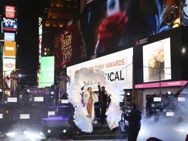 Mariah Carey's mic malfunctions mar NY New Year's show Mariah Carey's mic malfunctions mar NY New Year's show