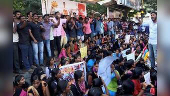 Jallikattu row: Despite promulgation of ordinance, youngsters at Marina continue stir