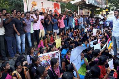 Jallikattu row: Despite promulgation of ordinance, youngsters at Marina continue stir Jallikattu row: Despite promulgation of ordinance, youngsters at Marina continue stir