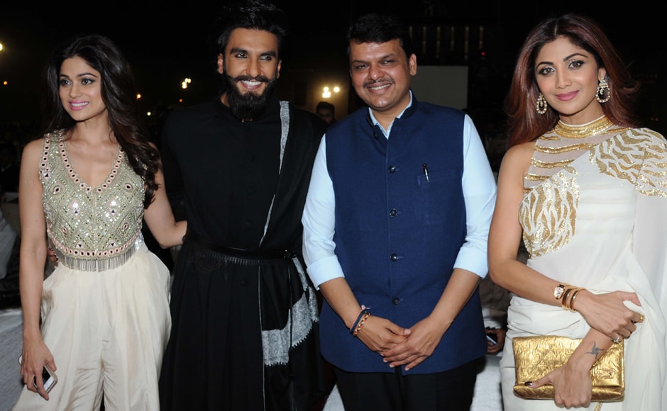 The Shetty sisters — Shilpa and Shamita — pose here with Ranveer Singh and Devendra Fadnavis. Photo: Sachin Gokhale/Firstpost The Shetty sisters — Shilpa and Shamita — pose here with Ranveer Singh and Devendra Fadnavis. Photo: Sachin Gokhale/Firstpost