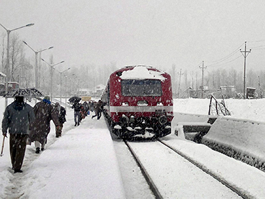 Suresh Prabhu promises glass-roofed 'Vistadom' trains to Kashmir Valley soon Suresh Prabhu promises glass-roofed 'Vistadom' trains to Kashmir Valley soon