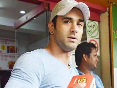 Pulkit Samrat gets into scuffle with photographers at Bandra Court after divorce hearing