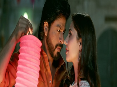 Udi Udi Jaye: Raees song shows Gujarat at its best; sure to be a Makar Sankranti favourite Udi Udi Jaye: Raees song shows Gujarat at its best; sure to be a Makar Sankranti favourite