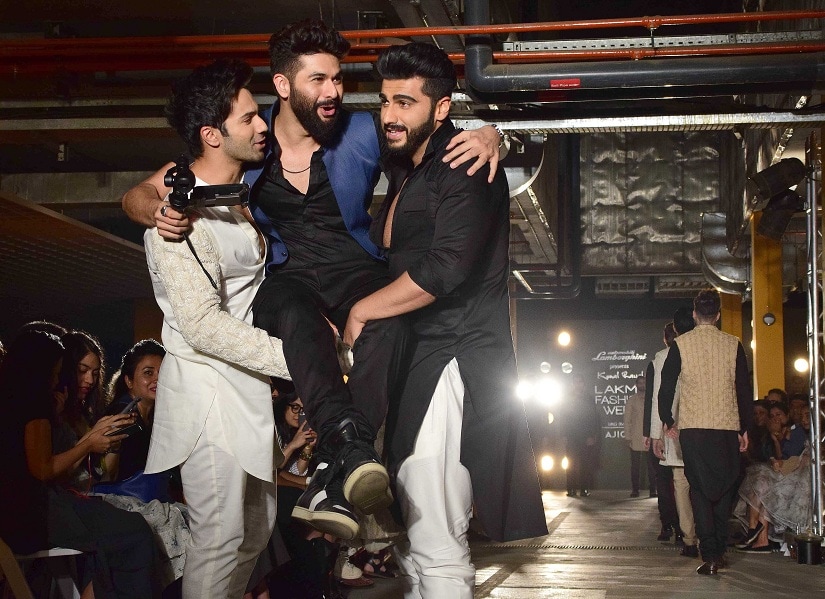 Varun Dhawan Arjun Kapoor Walk The Ramp For Kunal Rawal At Lakme Fashion Week See Pics Firstpost