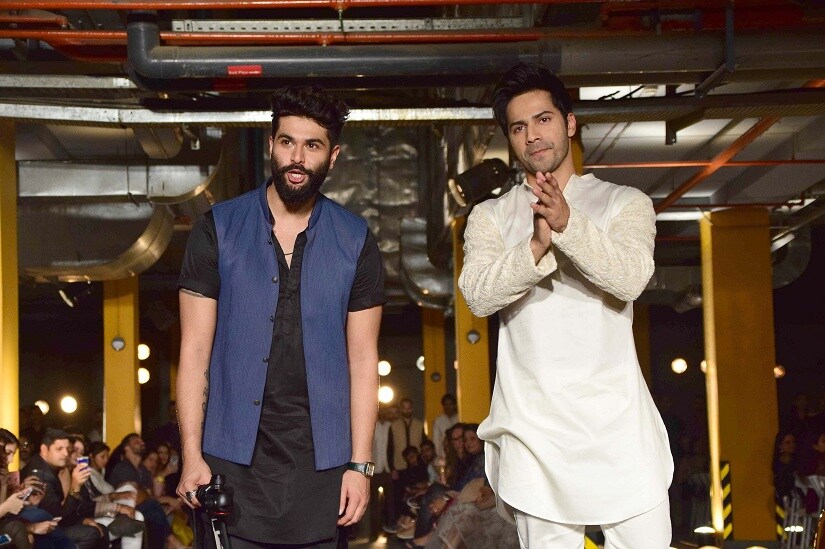 Varun Dhawan Arjun Kapoor Walk The Ramp For Kunal Rawal At Lakme Fashion Week See Pics Firstpost