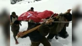 Kashmir: Army Jawan fails to get administrative help, forced to carry mother's body through snow