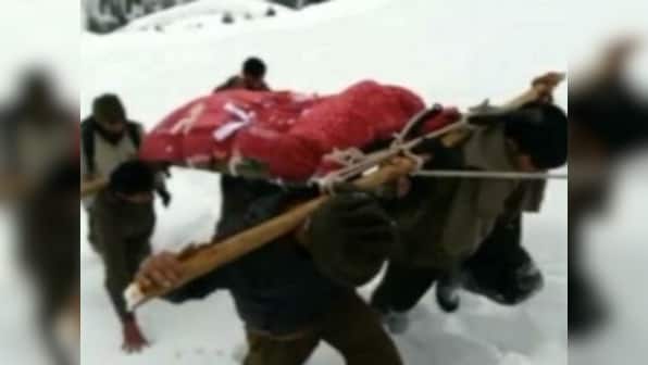 Kashmir: Army Jawan fails to get administrative help, forced to carry mother's body through snow