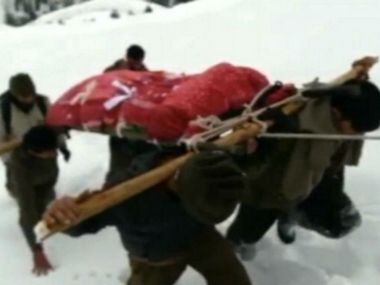 Kashmir: Army Jawan fails to get administrative help, forced to carry mother's body through snow Kashmir: Army Jawan fails to get administrative help, forced to carry mother's body through snow