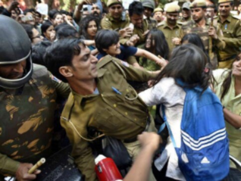 Ramjas College clash: Rajnath Singh cautions police as Tiranga March by ABVP begins Ramjas College clash: Rajnath Singh cautions police as Tiranga March by ABVP begins