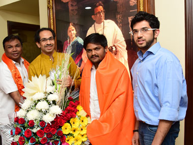Mumbai civic polls: Shiv Sena parachutes Hardik Patel to woo Gujarati votes, wean off growing BJP influence Mumbai civic polls: Shiv Sena parachutes Hardik Patel to woo Gujarati votes, wean off growing BJP influence