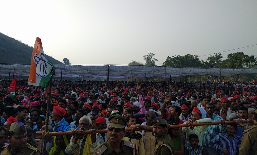 Villagers at Akhilesh Yadav's public rally in Chitrakoot. Firstpost/Debobrat Ghose