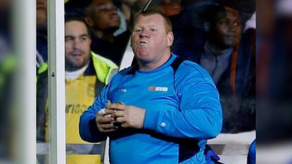 Sutton keeper bites off more than he can chew, loses job after pie-eating shenanigans against Arsenal