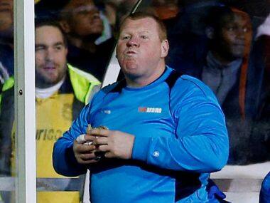 Sutton keeper bites off more than he can chew, loses job after pie-eating shenanigans against Arsenal