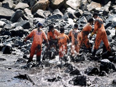 Chennai oil spill: Governing agencies trying to hide the problem rather than focussing on solutions Chennai oil spill: Governing agencies trying to hide the problem rather than focussing on solutions