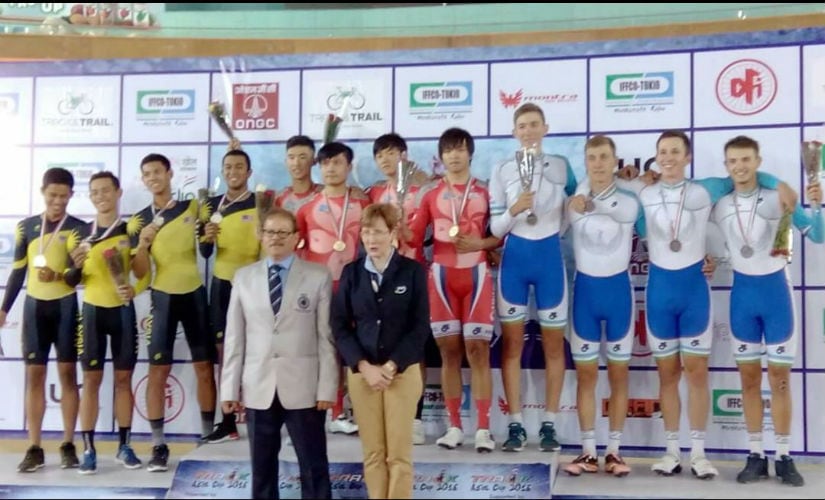 Maxwell Trevor with Karen O’ Callaghan, the Chief Commissaire of the 2016 Asian Cycling Championships in New Delhi with the winners. Image courtesy: Maxwell Trevor