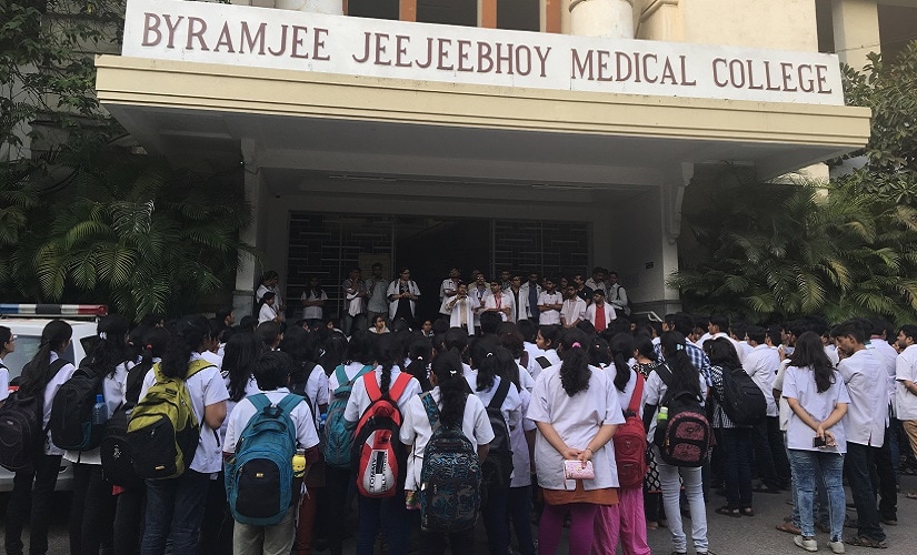 Doctors at the Byramjee Jeejeebhoy Medical College protest against the recent attack on their colleagues. Firstpost/Prachee Kulkarni