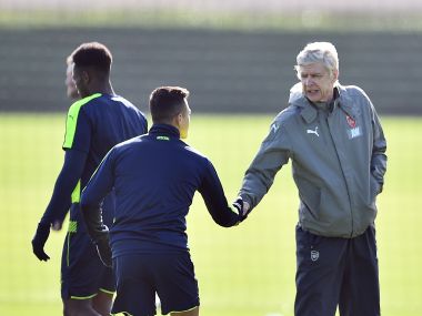 Arsene Wenger (R) shakes hands with striker Alexis Sanchez (L) during a training session. AFP