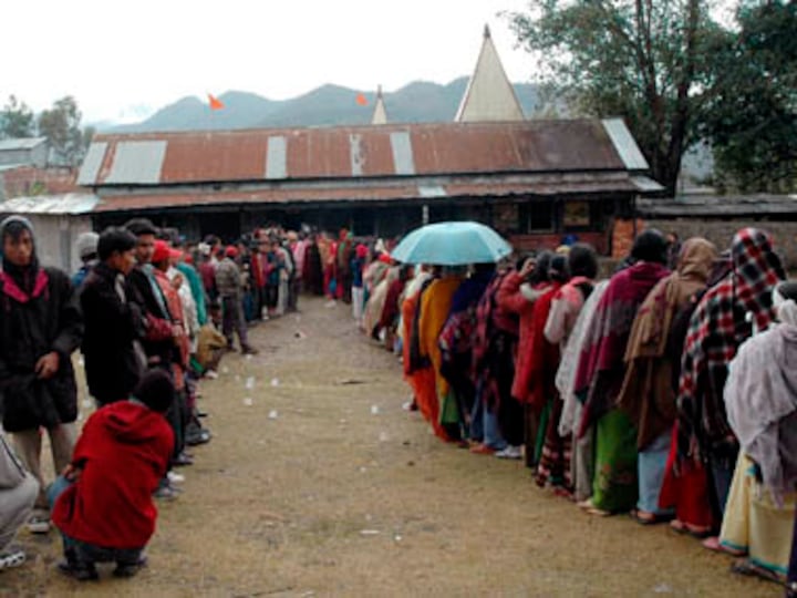 Manipur Congress worker openly distributes cash