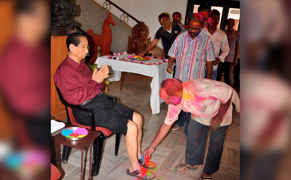 Bhubaneswar: Odisha Governor S C Jamir receiving Holi greetings from people at Raj Bhawan in Bhubaneswar on Monday. PTI Bhubaneswar: Odisha Governor S C Jamir receiving Holi greetings from people at Raj Bhawan in Bhubaneswar on Monday. PTI