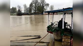 Kashmir floods: Three soldiers killed in avalanche; hundreds stranded as deluge panic grips Valley