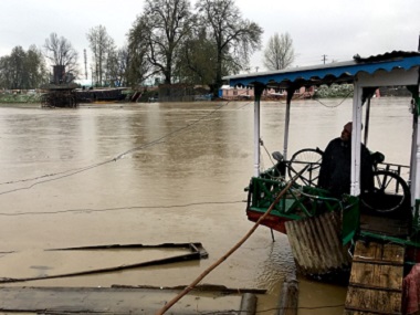 Kashmir floods: Three soldiers killed in avalanche; hundreds stranded as deluge panic grips Valley Kashmir floods: Three soldiers killed in avalanche; hundreds stranded as deluge panic grips Valley