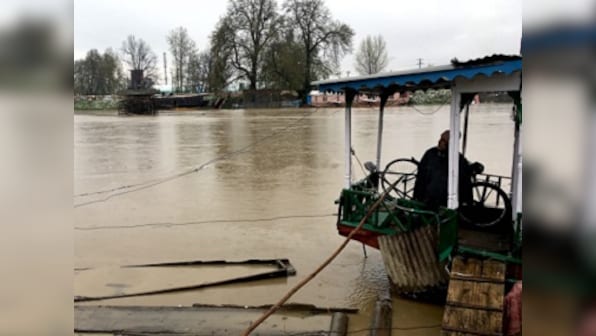 Kashmir floods: Three soldiers killed in avalanche; hundreds stranded as deluge panic grips Valley
