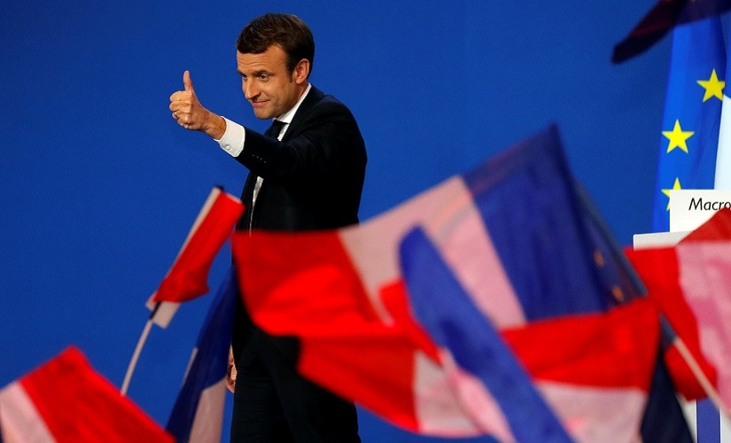 Emmanuel Macron, head of the political movement En Marche !, or Onwards !, and candidate for the 2017 French presidential election, gestures to supporters after the first round of 2017 French presidential election in Paris, France, April 23, 2017. REUTERS/Philippe Wojazer - RTS13LIL