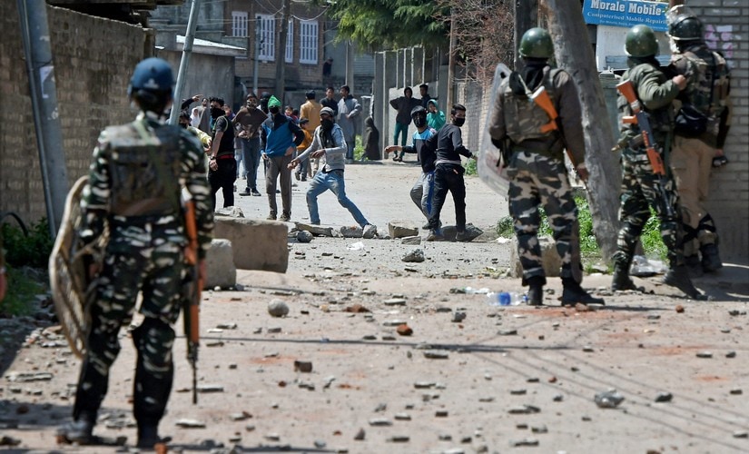 Srinagar: Youths throw stones on Security forces during clashes in Srinagar on Sunday. Four civilians where killed and more than two dozens were injured during the clashes. PTI Photo by S Irfan(PTI4_9_2017_000112B)