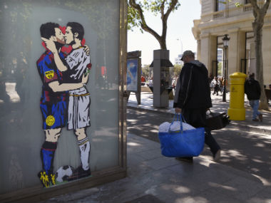 La Liga: Lionel Messi-Cristiano Ronaldo kiss graffiti causes stir in Barcelona ahead of El Clasico La Liga: Lionel Messi-Cristiano Ronaldo kiss graffiti causes stir in Barcelona ahead of El Clasico