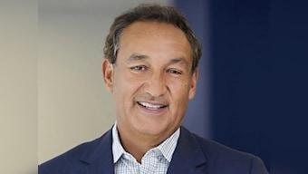 United Airlines CEO Oscar Munoz refuses to resign, apologises again for removal of passenger
