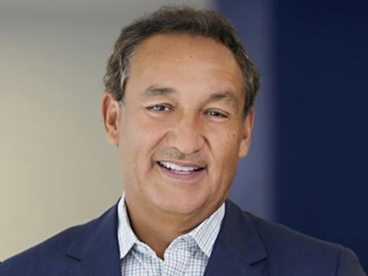 United Airlines CEO Oscar Munoz refuses to resign, apologises again for removal of passenger