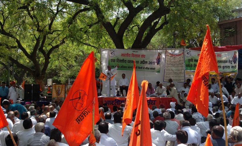 Bharatiya Kisan Sangh vice-president Prabhakar Kelkar addresses a farmer agitation at Jantar Mantar in New Delhi on Monday. Image courtesy: Debobrat Ghose
