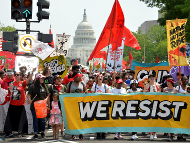 Donald Trump climate policy: Leonardo Di Caprio protests along with thousands in Washington Donald Trump climate policy: Leonardo Di Caprio protests along with thousands in Washington