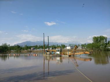 Kashmir flood threat: Rising river not only threatens flood, it also makes dredgers non-functional Kashmir flood threat: Rising river not only threatens flood, it also makes dredgers non-functional