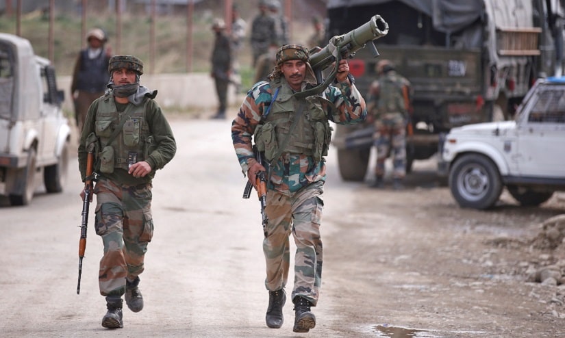 Indian Army soldiers arrive at the site of a gunbattle with suspected militants in Chadoora, on the outskirts of Srinagar, Kashmir. Reuters