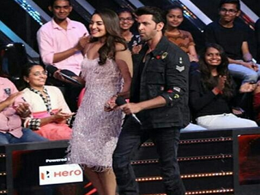 Hrithik Roshan, Sonakshi Sinha dance to her song Saree Ke Fall Sa on Nach Baliye 8 Hrithik Roshan, Sonakshi Sinha dance to her song Saree Ke Fall Sa on Nach Baliye 8