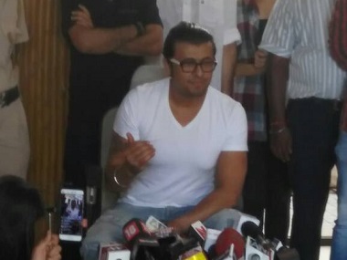 Sonu Nigam responds to 'fatwa' by shaving head; says azaan tweet is 'social topic, not religious issue' Sonu Nigam responds to 'fatwa' by shaving head; says azaan tweet is 'social topic, not religious issue'