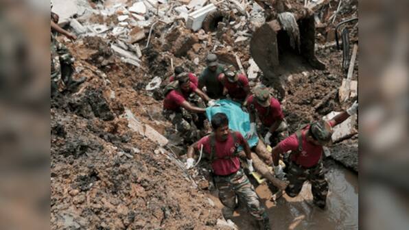 Sri Lanka: 16 killed after garbage dump collapses on city