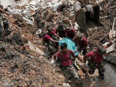 Sri Lanka: 16 killed after garbage dump collapses on city
