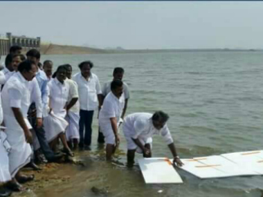 Tamil Nadu drought: Minister adopts bizarre way to prevent evaporation, floats thermocol sheets on Vaigai dam Tamil Nadu drought: Minister adopts bizarre way to prevent evaporation, floats thermocol sheets on Vaigai dam